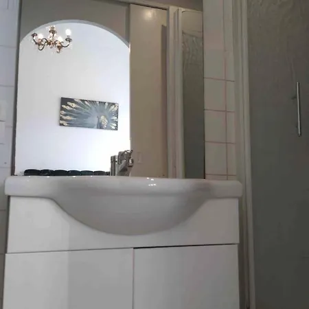 Privee Avec Sdb Au Jardin Public Homestay